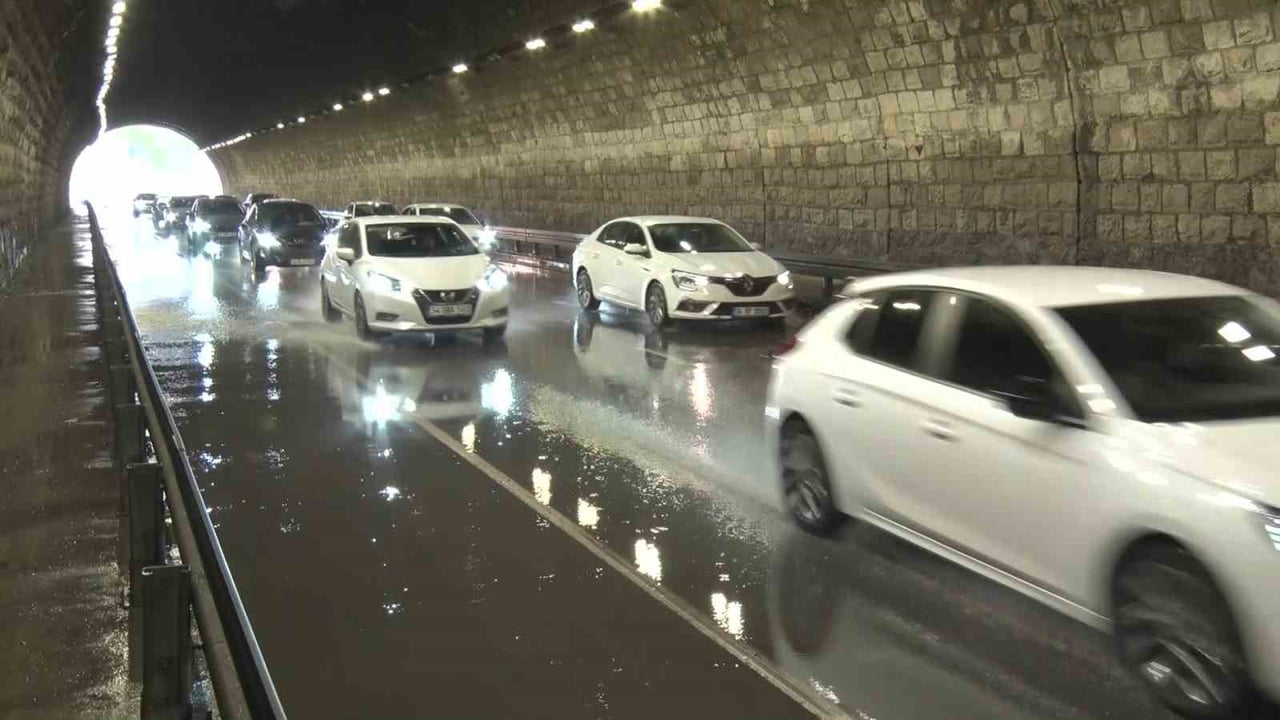 MALTEPE'DE ALTINTEPE TÜNELİ'Nİ SU BASTI
