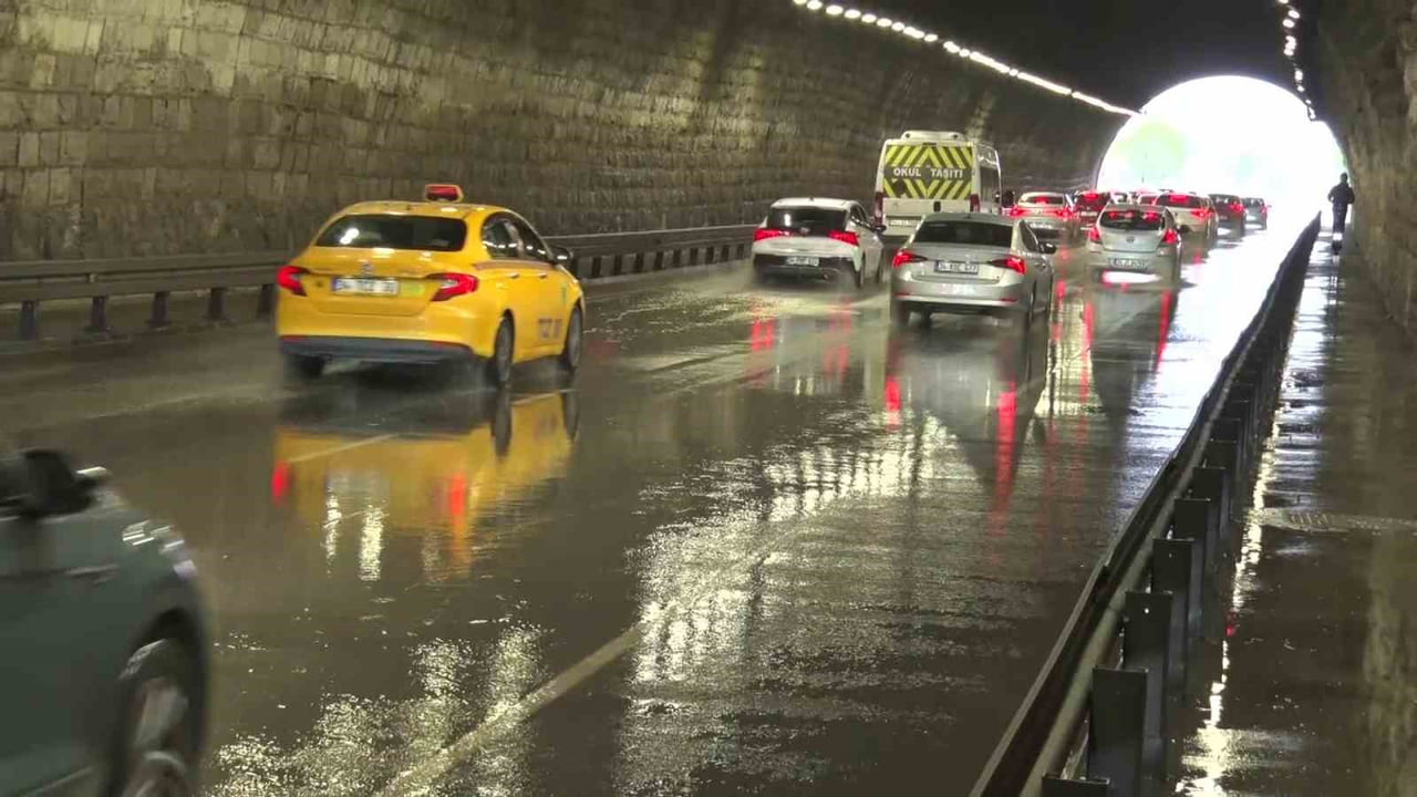 MALTEPE'DE ALTINTEPE TÜNELİ'Nİ SU BASTI
