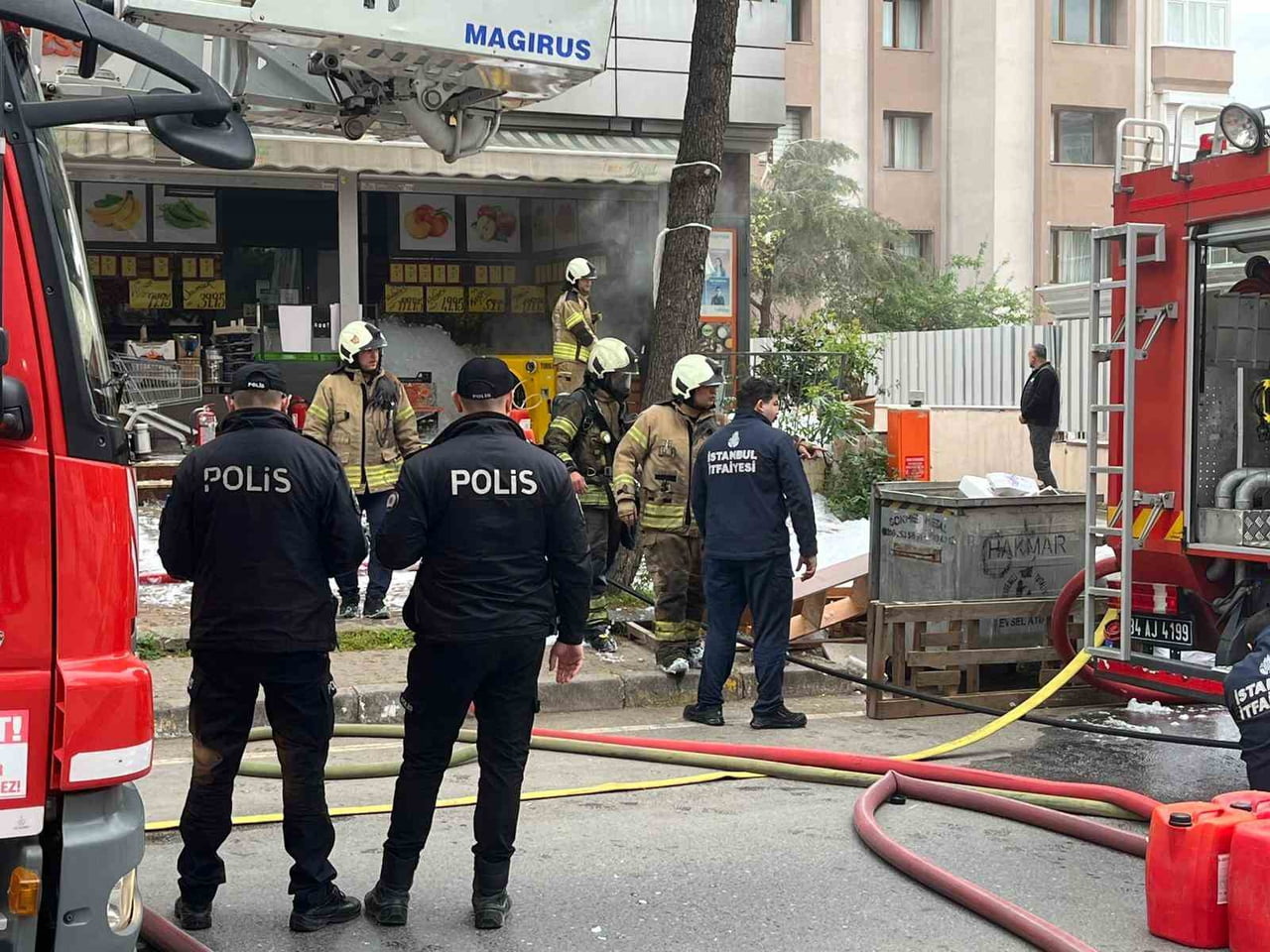 MALTEPE'DE TEKSTİL MALZEMELERİ DEPOSUNDA ÇIKAN YANGIN PANİĞE NEDEN OLDU.
