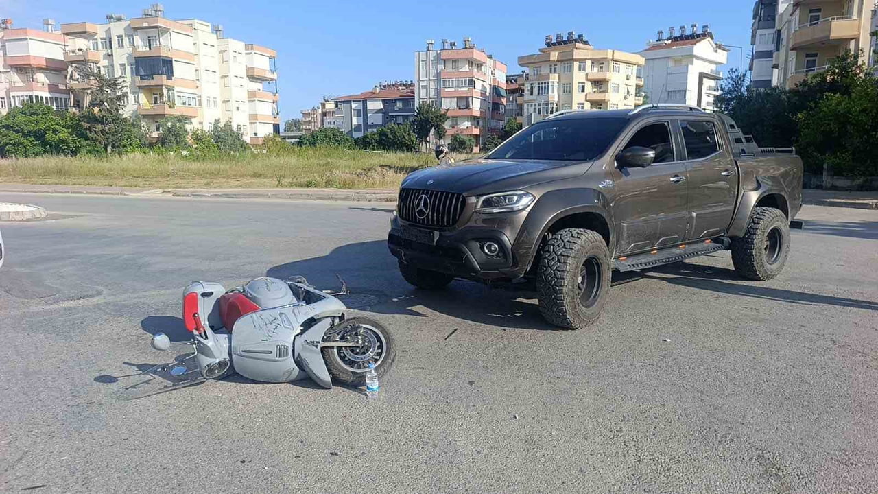 MANAVGAT İLÇESİNDE KAMYONET İLE MOTOSİKLETİN ÇARPIŞMASI SONUCU MOTOSİKLET SÜRÜCÜSÜ...