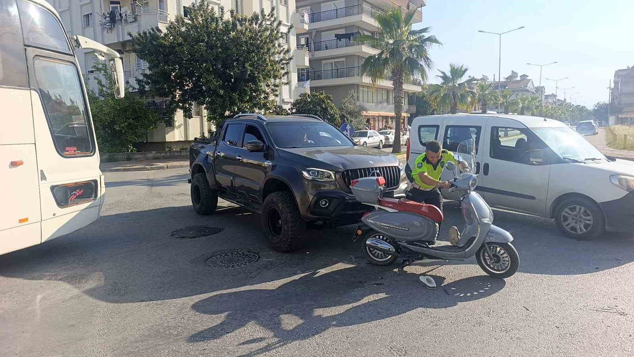 MANAVGAT İLÇESİNDE KAMYONET İLE MOTOSİKLETİN ÇARPIŞMASI SONUCU MOTOSİKLET SÜRÜCÜSÜ...