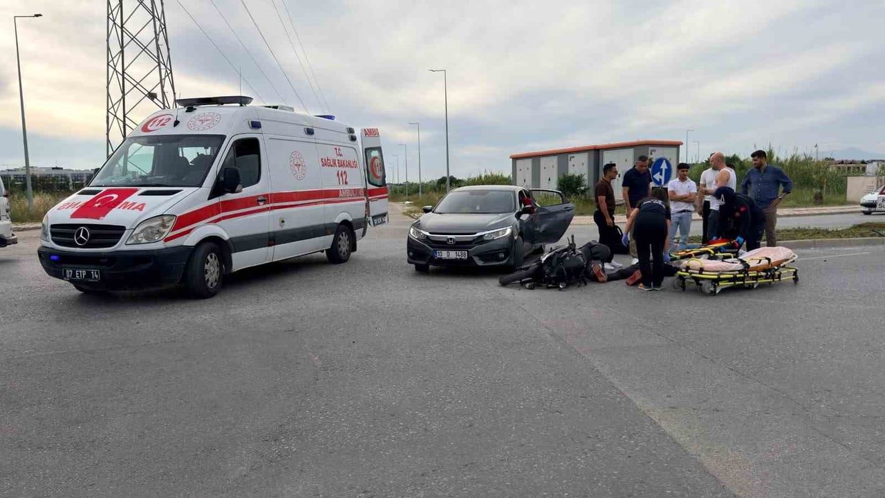 MANAVGAT İLÇESİNDE MOTOSİKLET İLE OTOMOBİLİN ÇARPIŞTIĞI KAZADA BİRİ BEBEK 2 KİŞİ...