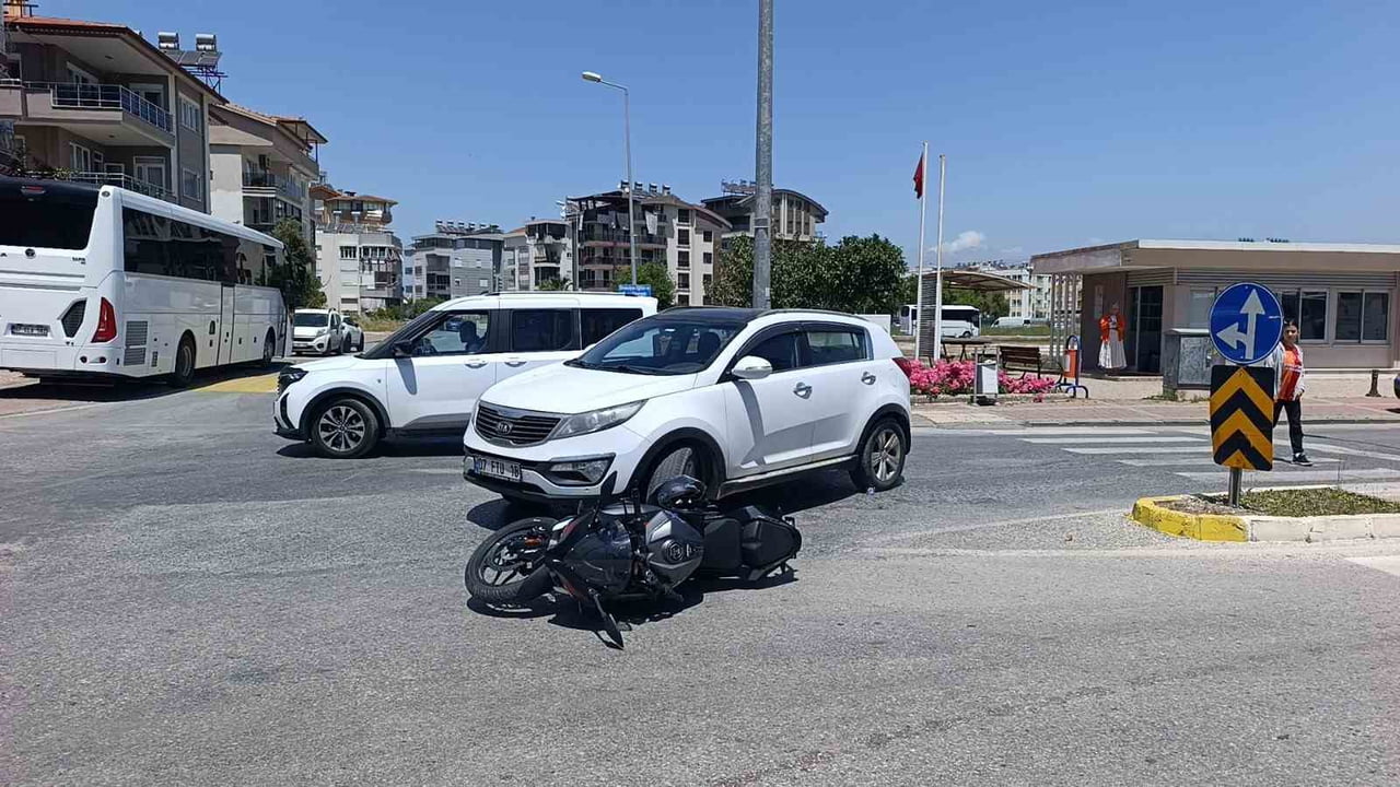 MANAVGAT İLÇESİNDE OTOMOBİLİN HAFİF ŞEKİLDE ÇARPTIĞI MOTOSİKLETİN DEVRİLMESİ SONUCU 1 KİŞİ...