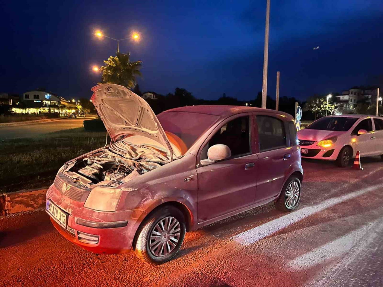MANAVGAT İLÇESİNDE SEYİR HALİNDEYKEN YANMAYA BAŞLAYAN OTOMOBİLE YOLDAN GEÇEN VATANDAŞLAR YANGIN...