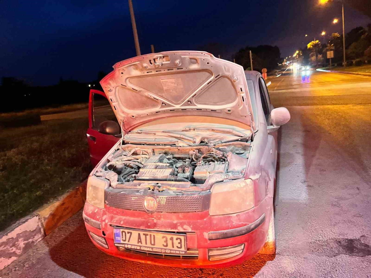 MANAVGAT İLÇESİNDE SEYİR HALİNDEYKEN YANMAYA BAŞLAYAN OTOMOBİLE YOLDAN GEÇEN VATANDAŞLAR YANGIN...