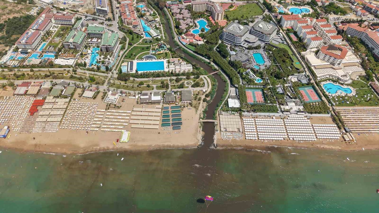 MANAVGAT İLÇESİNİN TURİZMİNDE ÖNEMLİ MERKEZLERİNDEN OLAN EVRENSEKİ SAHİLİ, GÖMEÇLİ DERESİ'NDEN...