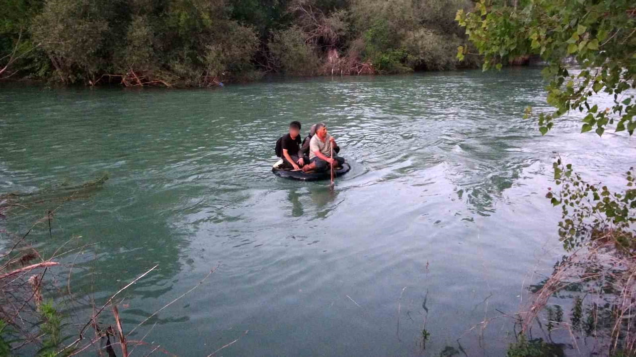 MANAVGAT IRMAĞI’NDA SUYUN YÜKSELMESİ SONUCU MAHSUR KALAN 2 ÇOCUK, MAHSUR KALDIKLARI ADACIKTAN...