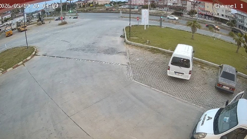 MANAVGAT’TA MOTOSİKLETİN KAVŞAKTA OTOMOBİLE YANDAN ÇARPMASI SONUCU MEYDANA GELEN TRAFİK KAZASINDA...
