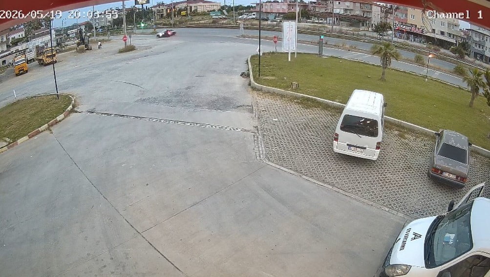 MANAVGAT’TA MOTOSİKLETİN KAVŞAKTA OTOMOBİLE YANDAN ÇARPMASI SONUCU MEYDANA GELEN TRAFİK KAZASINDA...
