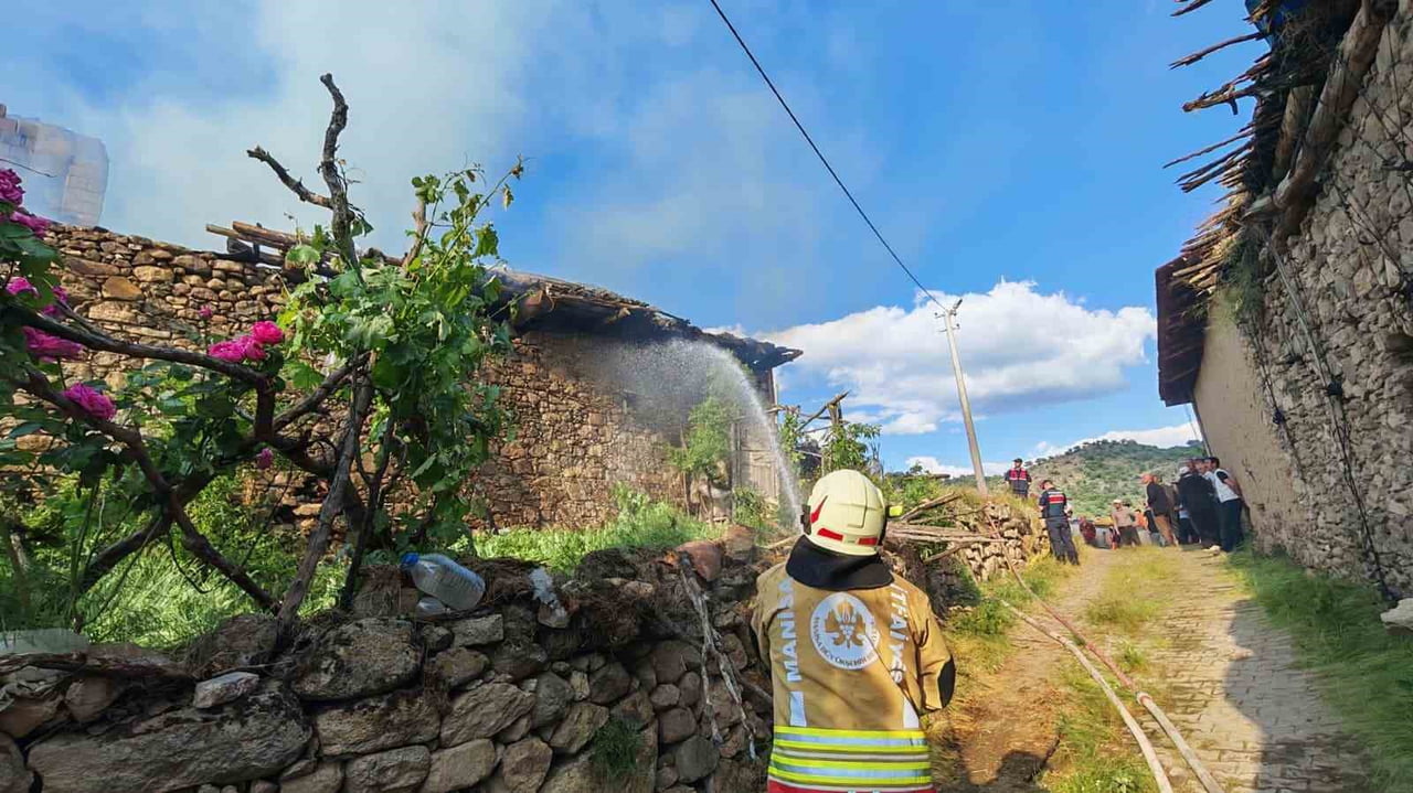 MANİSA'NIN DEMİRCİ İLÇESİNDE ÇIKAN YANGINDA İKİ KATLI BİR EV YANARAK KULLANILAMAZ HALE GELDİ....