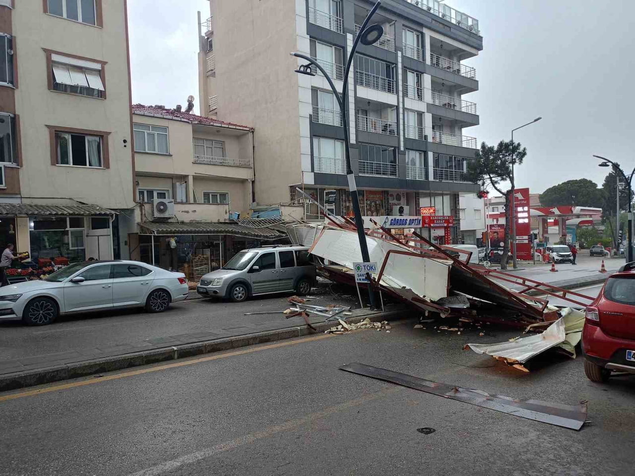 MANİSA'NIN GÖRDES İLÇESİNDE ETKİLİ OLAN ŞİDDETLİ FIRTINA VE SAĞANAK YAĞIŞ NEDENİYLE BİR BİNANIN...