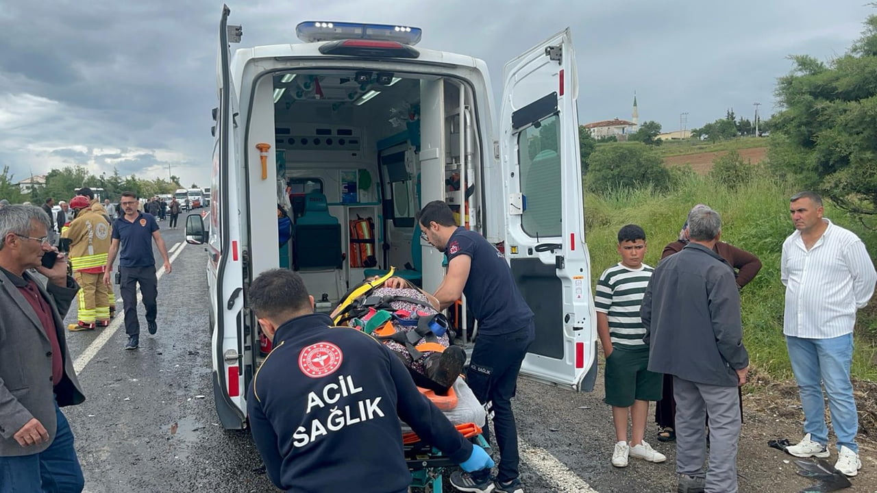 MANİSA'NIN KULA İLÇESİNDE 1 TIR, 1 TRAKTÖR VE 3 OTOMOBİLİN KARIŞTIĞI ZİNCİRLEME TRAFİK KAZASINDA...