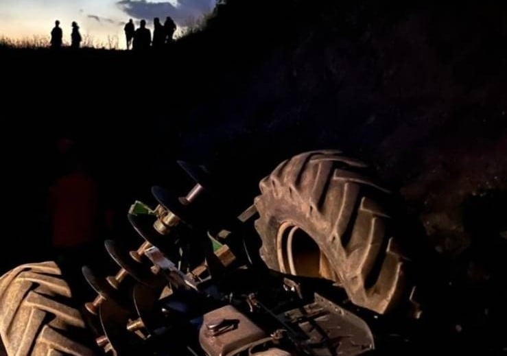 MANİSA'NIN SARIGÖL İLÇESİNDE BAĞDA ÇALIŞMA YAPTIĞI SIRADA TRAKTÖRÜN DEVRİLMESİ SONUCU MEYDANA...