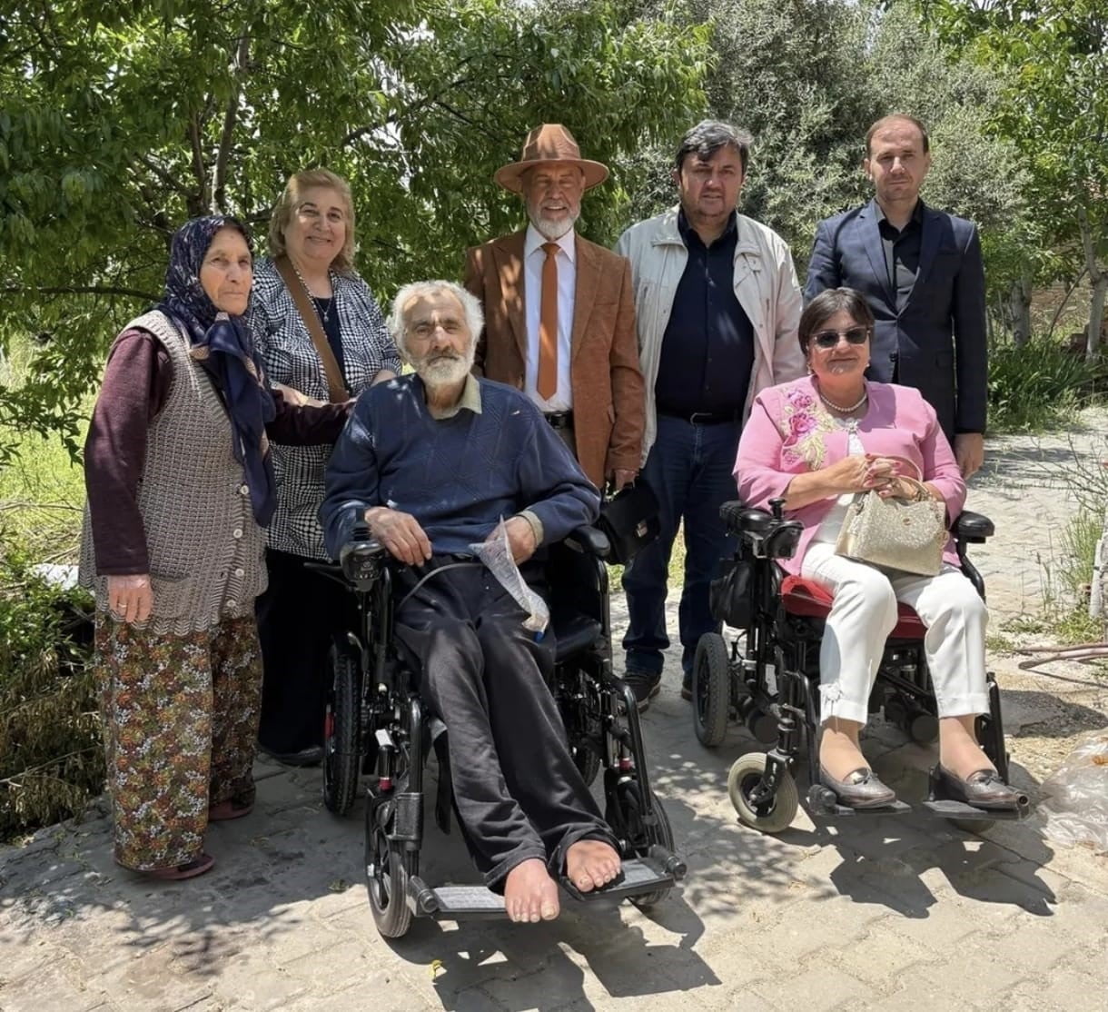 MANİSA BEDENSEL ENGELLİLER DERNEĞİ BAŞKANI YASEMİN YILDIZ, MANİSALI HAYIRSEVER MESUT ŞAFAK’IN...