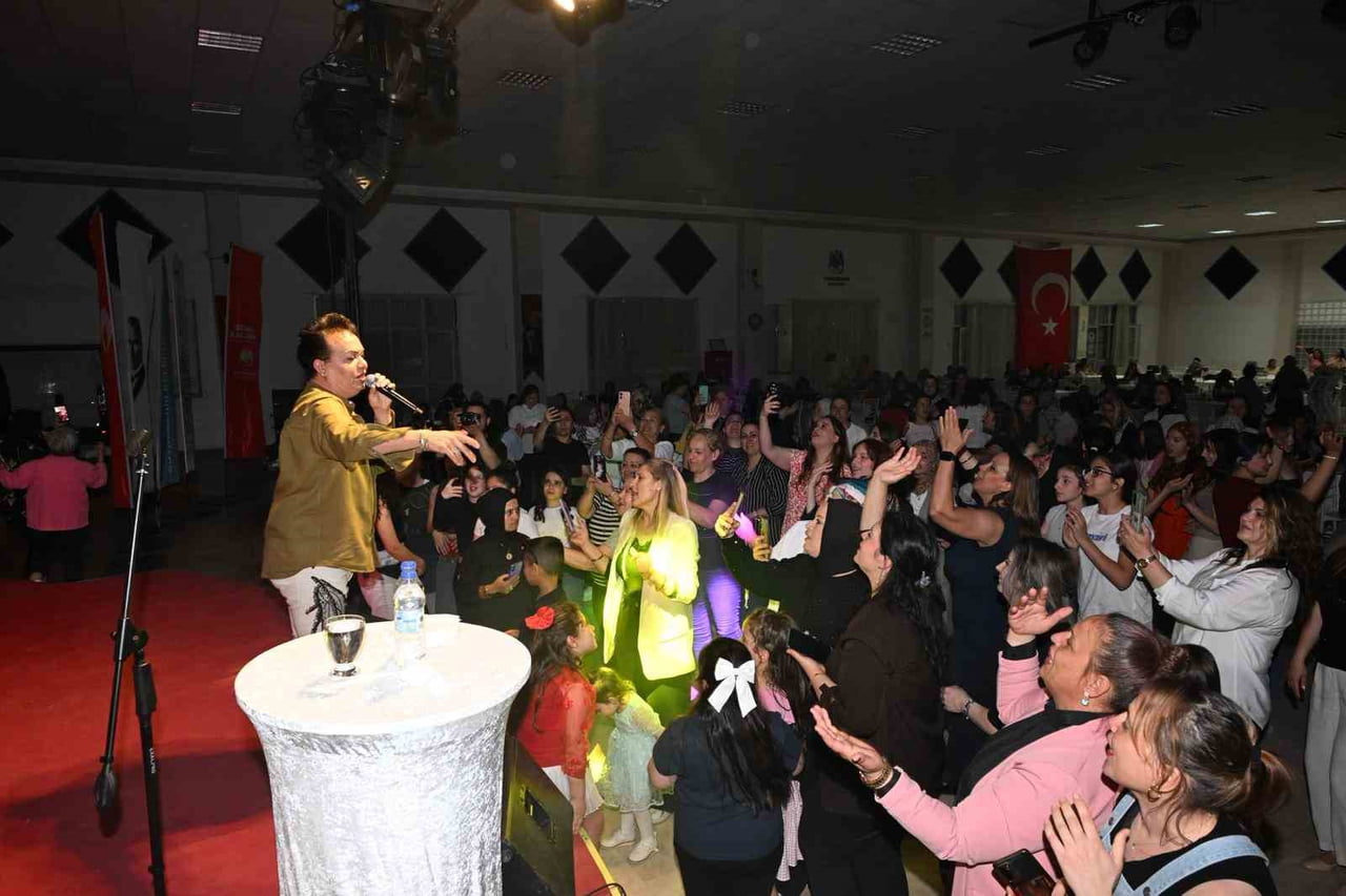 MANİSA BÜYÜKŞEHİR BELEDİYESİ İLE YUNUSEMRE BELEDİYESİ İŞ BİRLİĞİNDE ANNELER GÜNÜ DOLAYISIYLA...