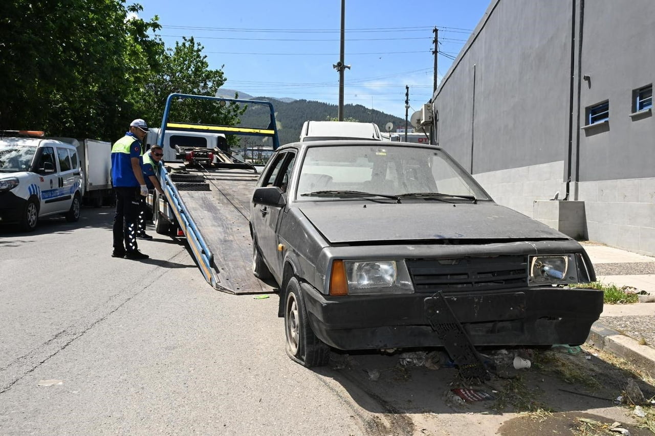 MANİSA BÜYÜKŞEHİR BELEDİYESİ, KENT GENELİNDE GÖRÜNTÜ KİRLİLİĞİNE YOL AÇAN, TRAFİK AKIŞINI OLUMSUZ...