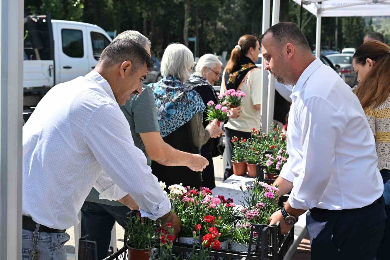 MANİSA BÜYÜKŞEHİR BELEDİYESİ, KURBAN BAYRAMI ARİFESİNDE 17 İLÇEDE MEZARLIKLARI ZİYARET EDEN...