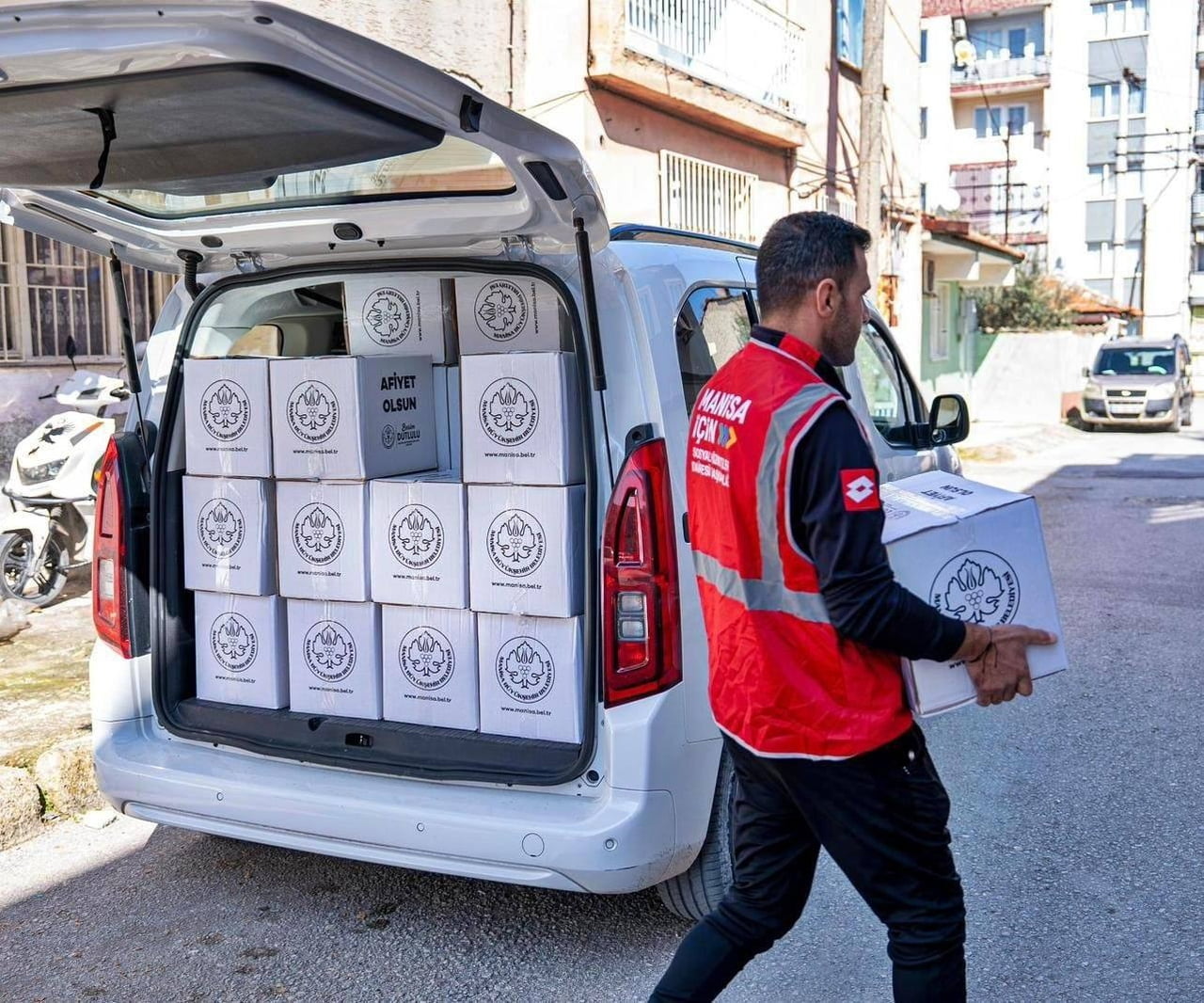 MANİSA BÜYÜKŞEHİR BELEDİYESİ, KURBAN BAYRAMI ÖNCESİ İHTİYAÇ SAHİBİ AİLELERE GIDA PAKETLERİNİ...
