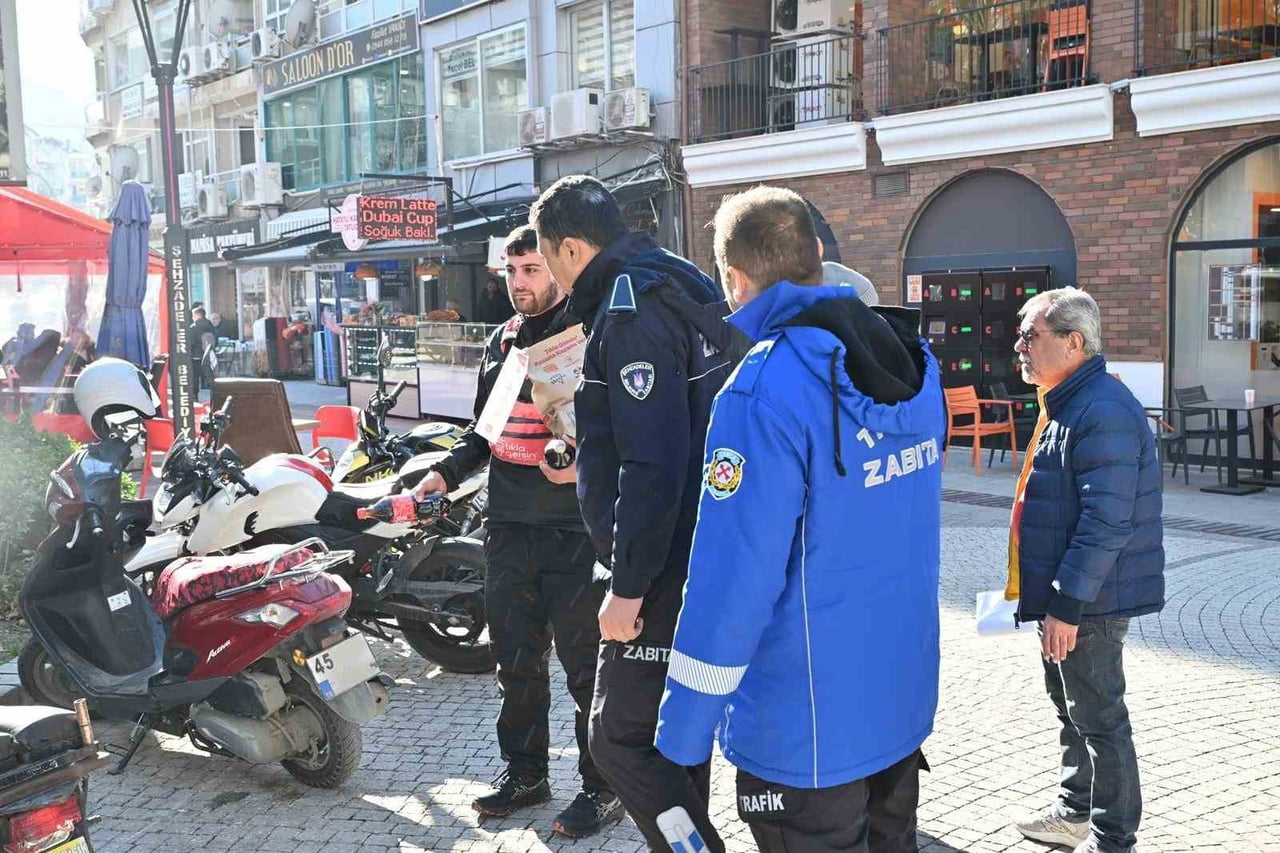 MANİSA BÜYÜKŞEHİR BELEDİYESİ, YAYALARIN HUZUR VE GÜVENLİĞİNİ KORUMAK AMACIYLA SEVGİ YOLLARI’NDA...