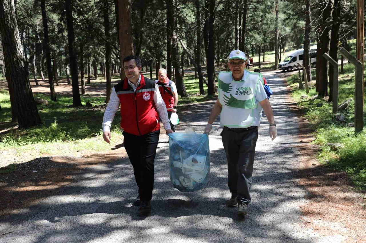 MANİSA’DA 'ORMAN BENİM' KAMPANYASI KAPSAMINDA PROTOKOL ÜYELERİ, ÖĞRENCİLER VE VATANDAŞLAR EL ELE...