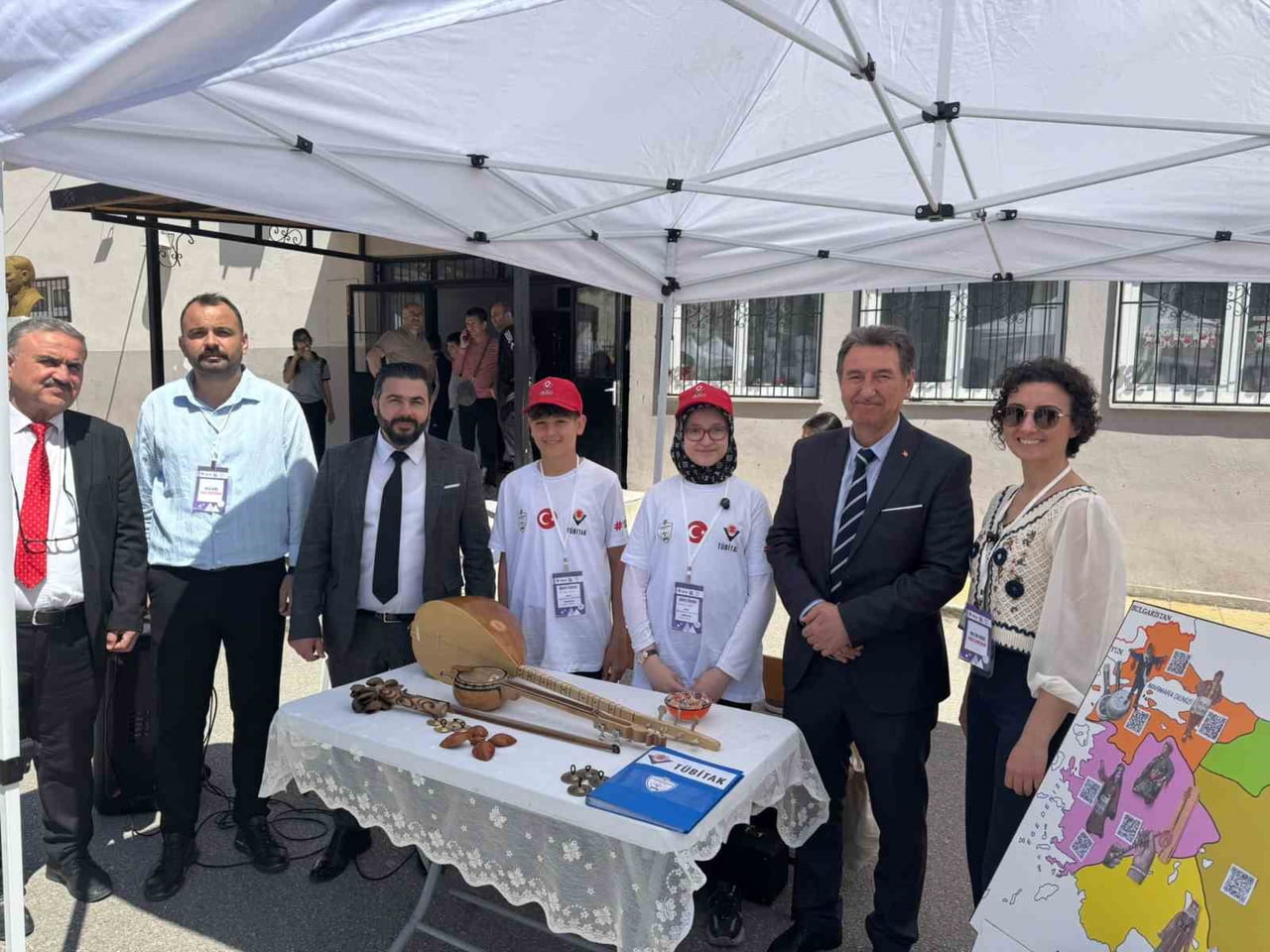 MANİSA’DA AKŞEMSEDDİN ORTAOKULU TARAFINDAN DÜZENLENEN TÜBİTAK 4006 BİLİM FUARI, ÖĞRENCİLERİN...