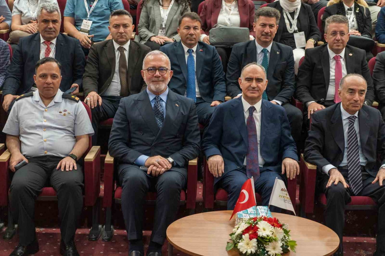 MANİSA’DA DÜZENLENEN "ASIRLIK AĞAÇTAN SOFRAYA ZEYTİN YAĞI ÇALIŞTAYI" HEM SEKTÖR TEMSİLCİLERİNİ BİR...