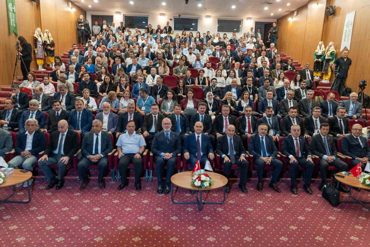 MANİSA’DA DÜZENLENEN "ASIRLIK AĞAÇTAN SOFRAYA ZEYTİN YAĞI ÇALIŞTAYI" HEM SEKTÖR TEMSİLCİLERİNİ BİR...