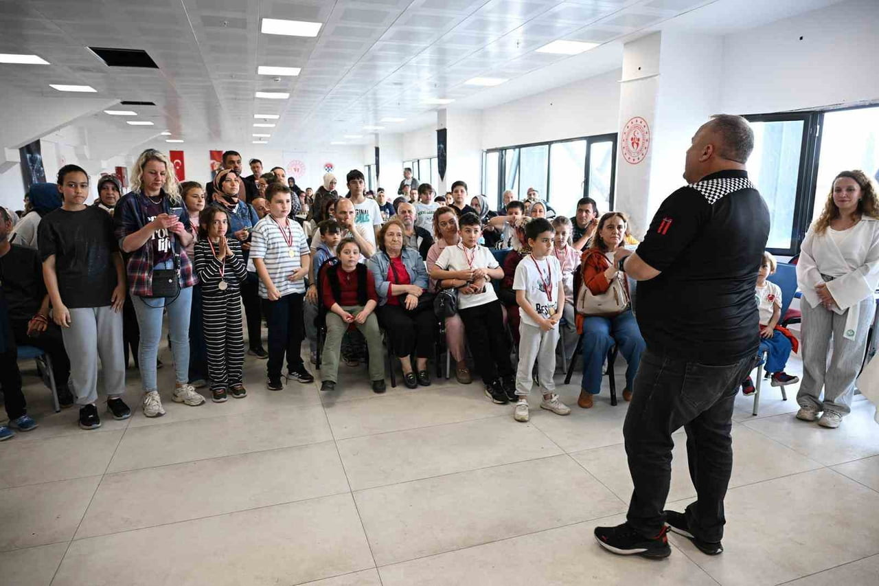 MANİSA’DA DÜZENLENEN SATRANÇ TURNUVASINDA YÜZLERCE MİNİK SPORCU ZEKÂ DOLU HAMLELERİYLE KIYASIYA...