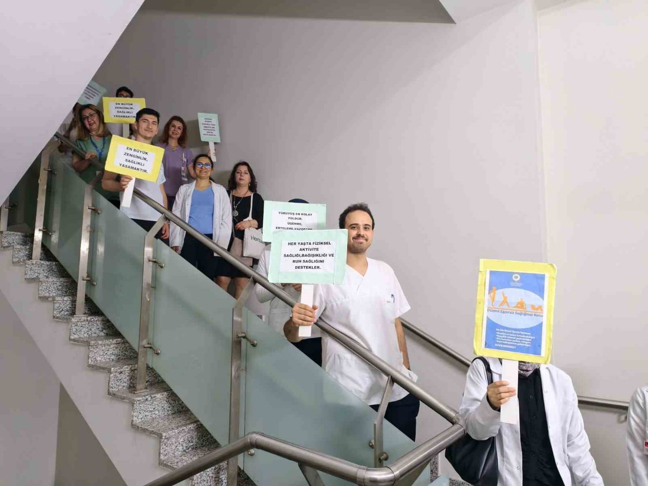 MANİSA MERKEZEFENDİ DEVLET HASTANESİ’NDE "SAĞLIK İÇİN HAREKET ET" FARKINDALIĞI: VATANDAŞLARA VÜCUT...