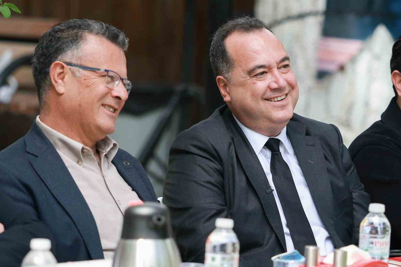 MANİSA’NIN ALAŞEHİR İLÇESİNDE MAHALLE MUHTARLARIYLA BULUŞAN MANİSA BÜYÜKŞEHİR BELEDİYE BAŞKANI...