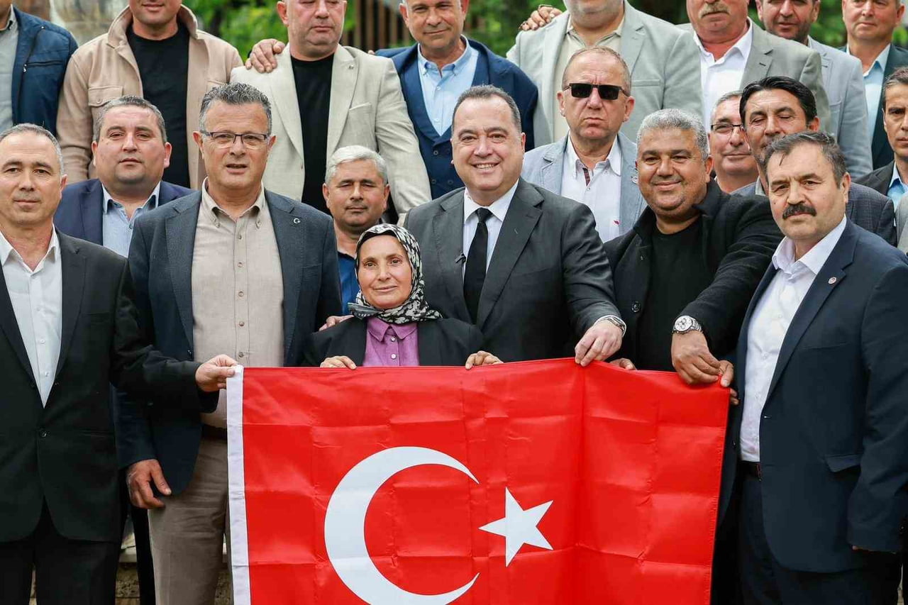 MANİSA’NIN ALAŞEHİR İLÇESİNDE MAHALLE MUHTARLARIYLA BULUŞAN MANİSA BÜYÜKŞEHİR BELEDİYE BAŞKANI...