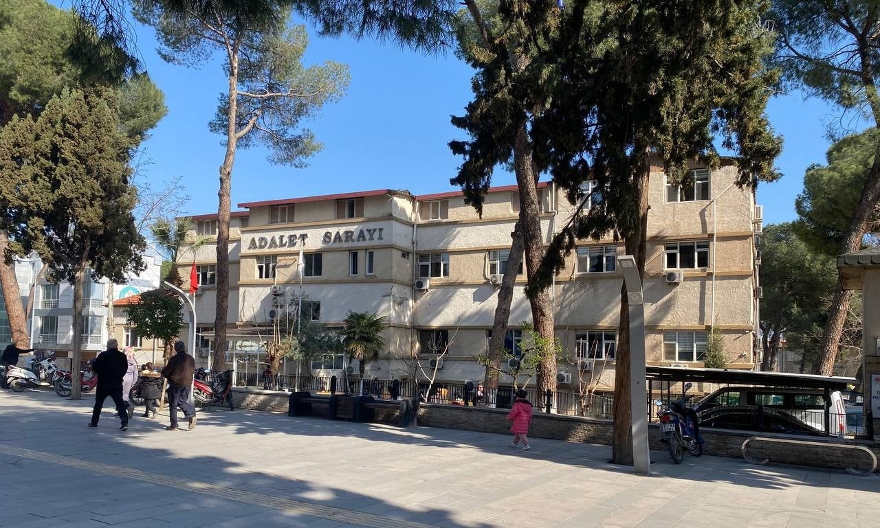 MANİSA’NIN ALAŞEHİR İLÇESİNDE POLİS EKİPLERİNCE DÜZENLENEN UYUŞTURUCU OPERASYONUNDA GÖZALTINA...