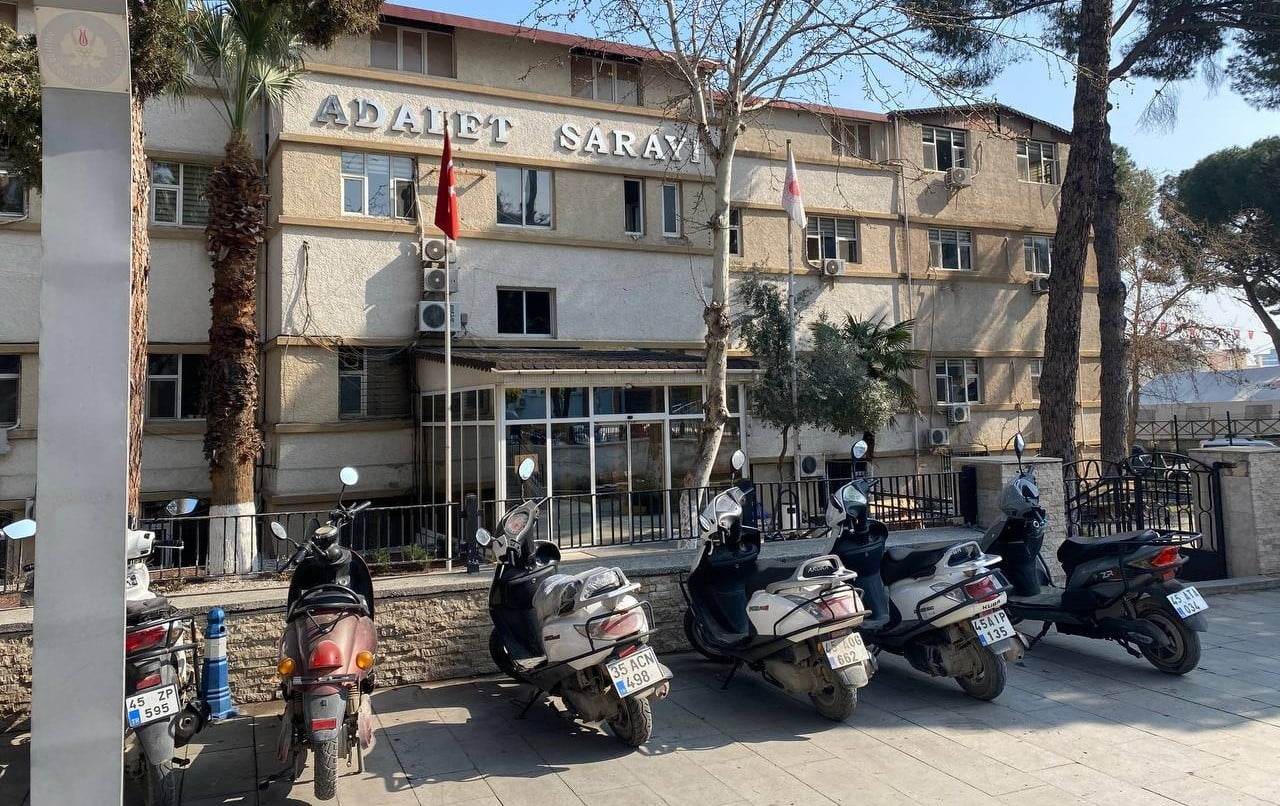 MANİSA’NIN ALAŞEHİR İLÇESİNDE POLİS EKİPLERİNCE DÜZENLENEN UYUŞTURUCU OPERASYONUNDA GÖZALTINA...