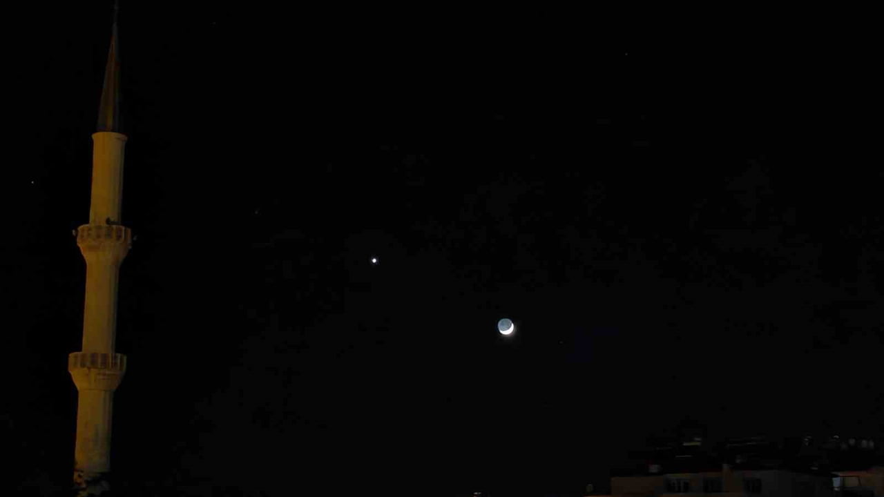 MANİSA’NIN DEMİRCİ İLÇESİNDE, GECE SAATLERİNDE GÖKYÜZÜNDE BAKANLARI BÜYÜLEYEN VE MİLLİ DUYGULARI...