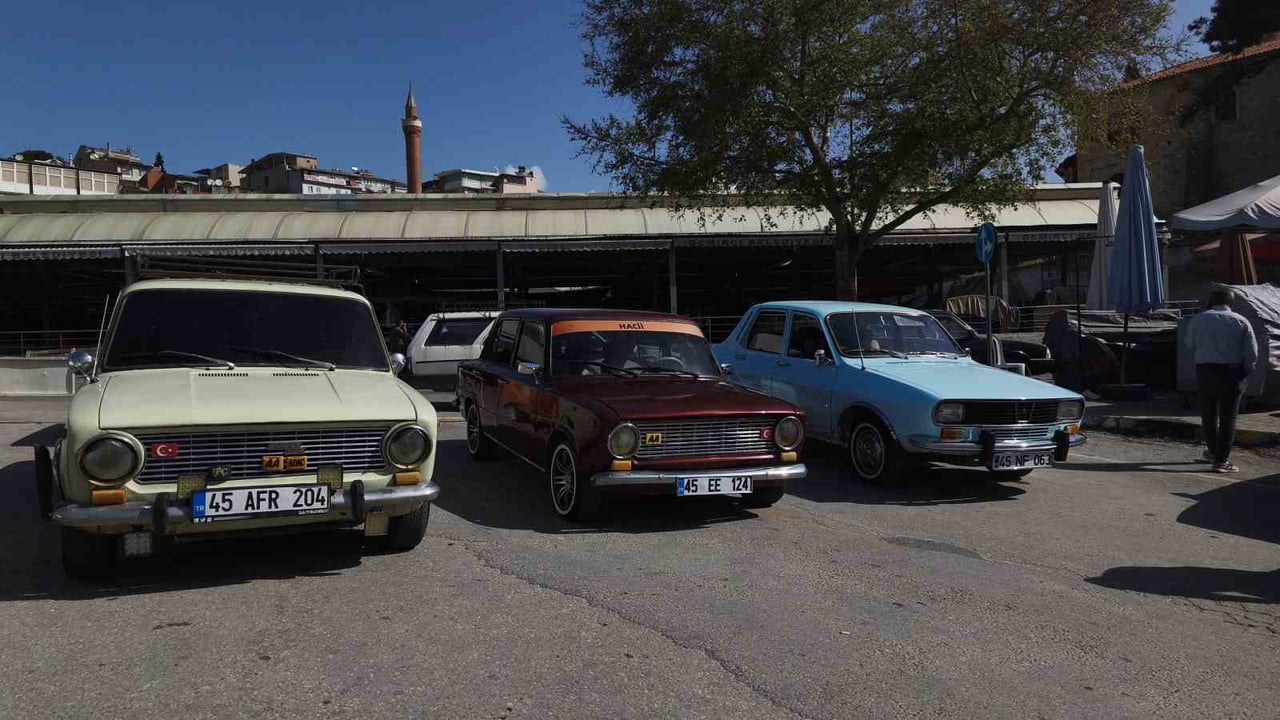 MANİSA’NIN DEMİRCİ İLÇESİNDE HER HAFTA PAZAR GÜNÜ KURULAN 2. EL OTO PAZARI, BU HAFTA NOSTALJİK...
