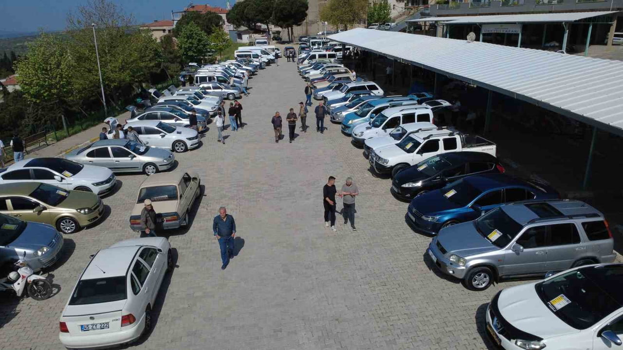 MANİSA’NIN DEMİRCİ İLÇESİNDE HER HAFTA PAZAR GÜNÜ KURULAN 2. EL OTO PAZARI, BU HAFTA NOSTALJİK...