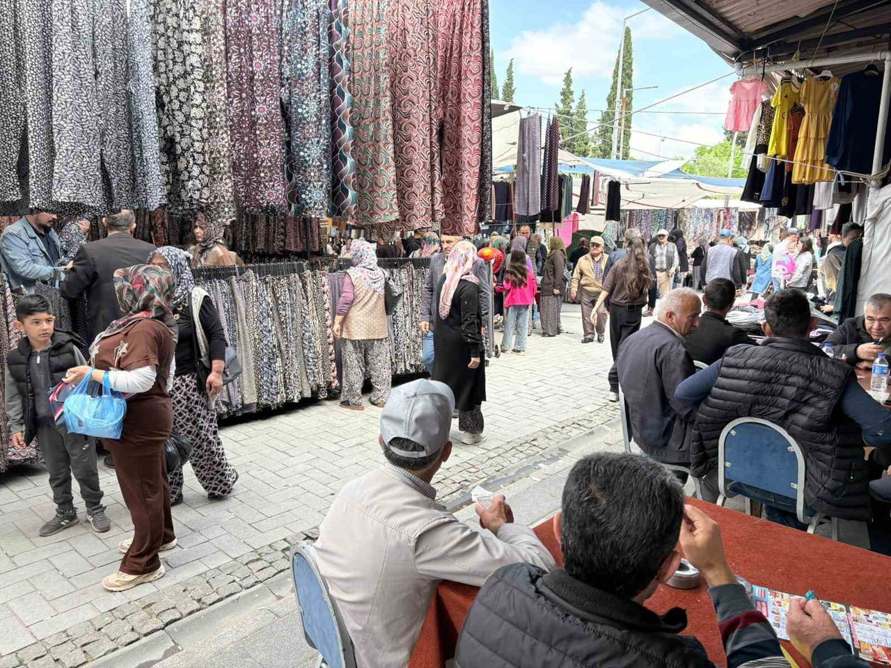 MANİSA’NIN GÖRDES İLÇESİNDE KURBAN BAYRAMI’NA SAYILI GÜNLER KALA İLÇE PAZARINDA YAŞANAN YOĞUNLUK...