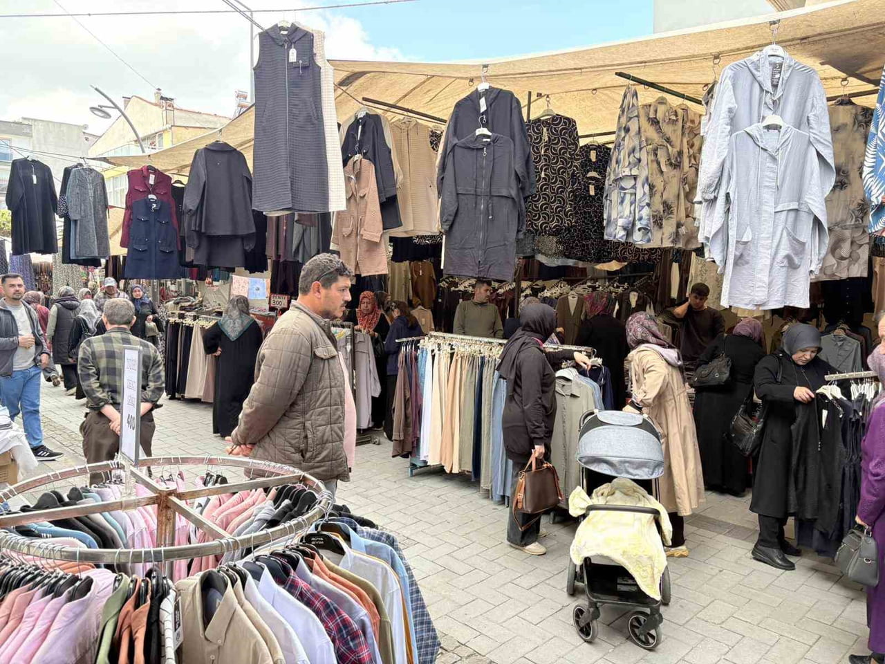 MANİSA’NIN GÖRDES İLÇESİNDE KURBAN BAYRAMI’NA SAYILI GÜNLER KALA İLÇE PAZARINDA YAŞANAN YOĞUNLUK...