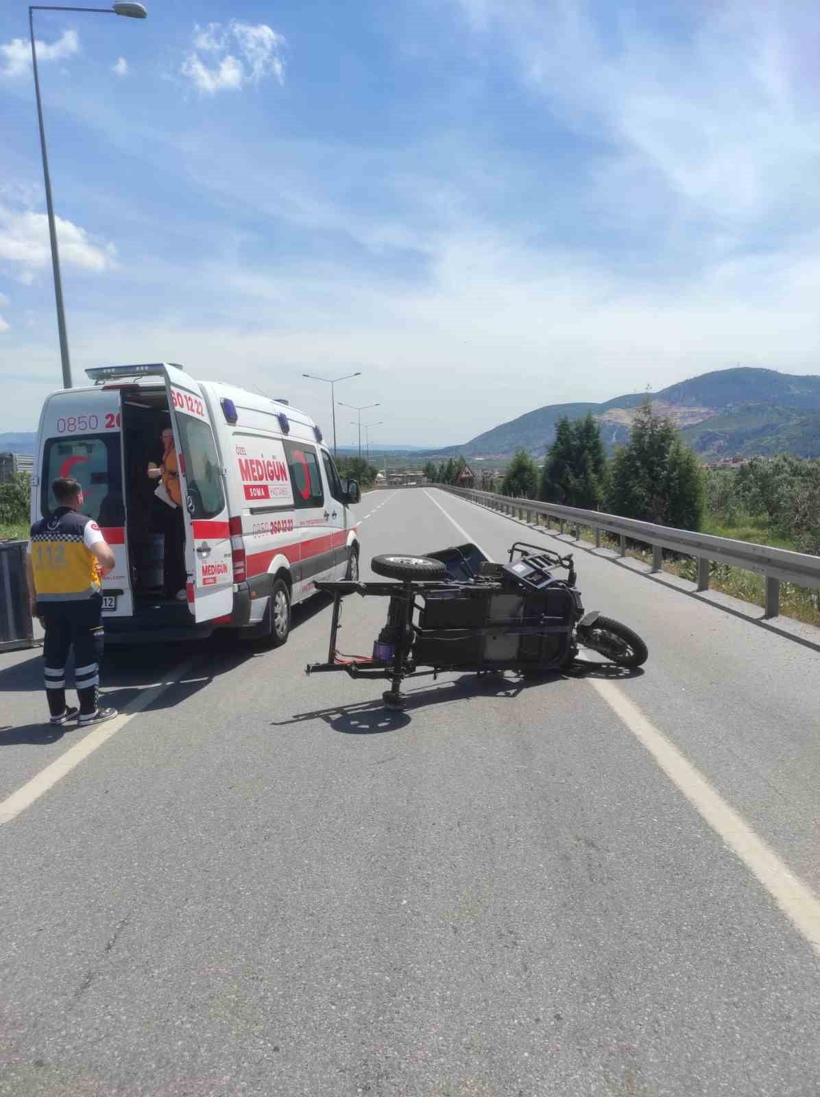 MANİSA’NIN KIRKAĞAÇ İLÇESİNDE TIR İLE ÜÇ TEKERLEKLİ ELEKTRİKLİ MOTOSİKLETİN ÇARPIŞMASI SONUCU...