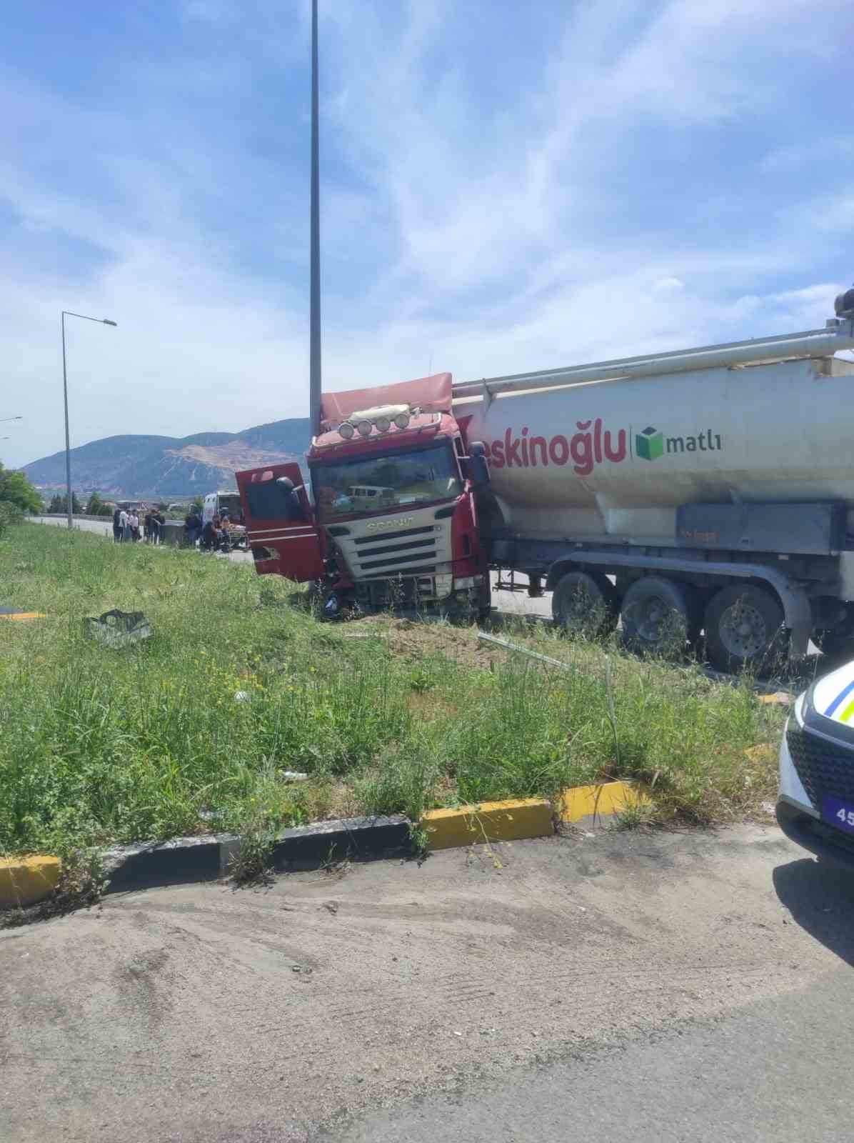 MANİSA’NIN KIRKAĞAÇ İLÇESİNDE TIR İLE ÜÇ TEKERLEKLİ ELEKTRİKLİ MOTOSİKLETİN ÇARPIŞMASI SONUCU...