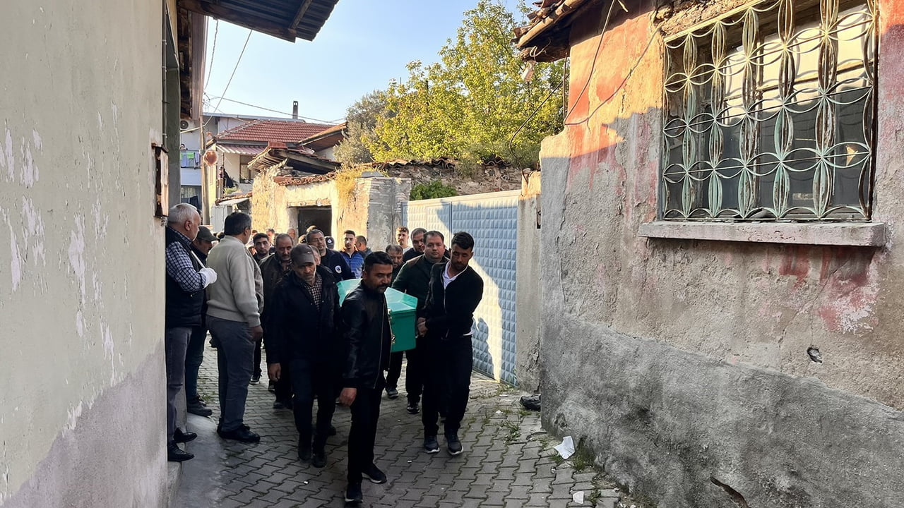MANİSA’NIN KULA İLÇESİNDE 48 YAŞINDAKİ BİR KİŞİ EVİNDE ÖLÜ BULUNDU. OLAYLA İLGİLİ GENİŞ ÇAPLI...