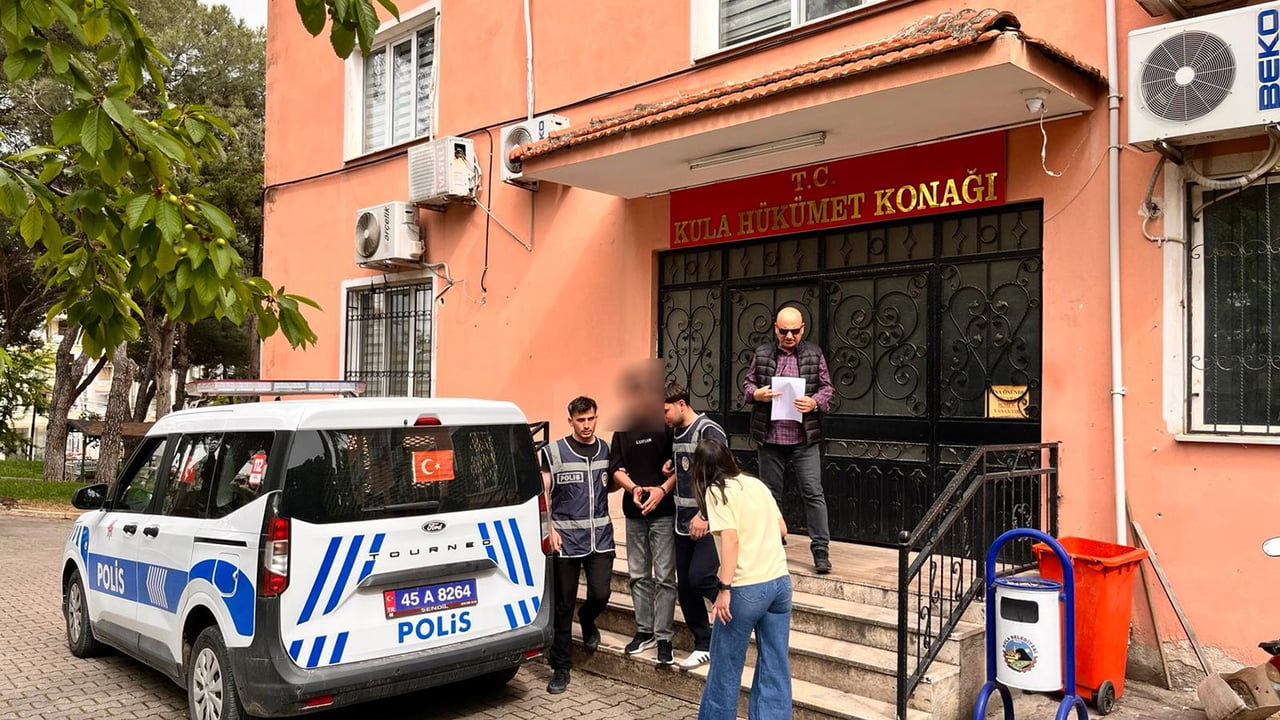 MANİSA’NIN KULA İLÇESİNDE HAKKINDA KESİNLEŞMİŞ HAPİS CEZASI BULUNAN ŞAHIS, POLİS EKİPLERİNİN...