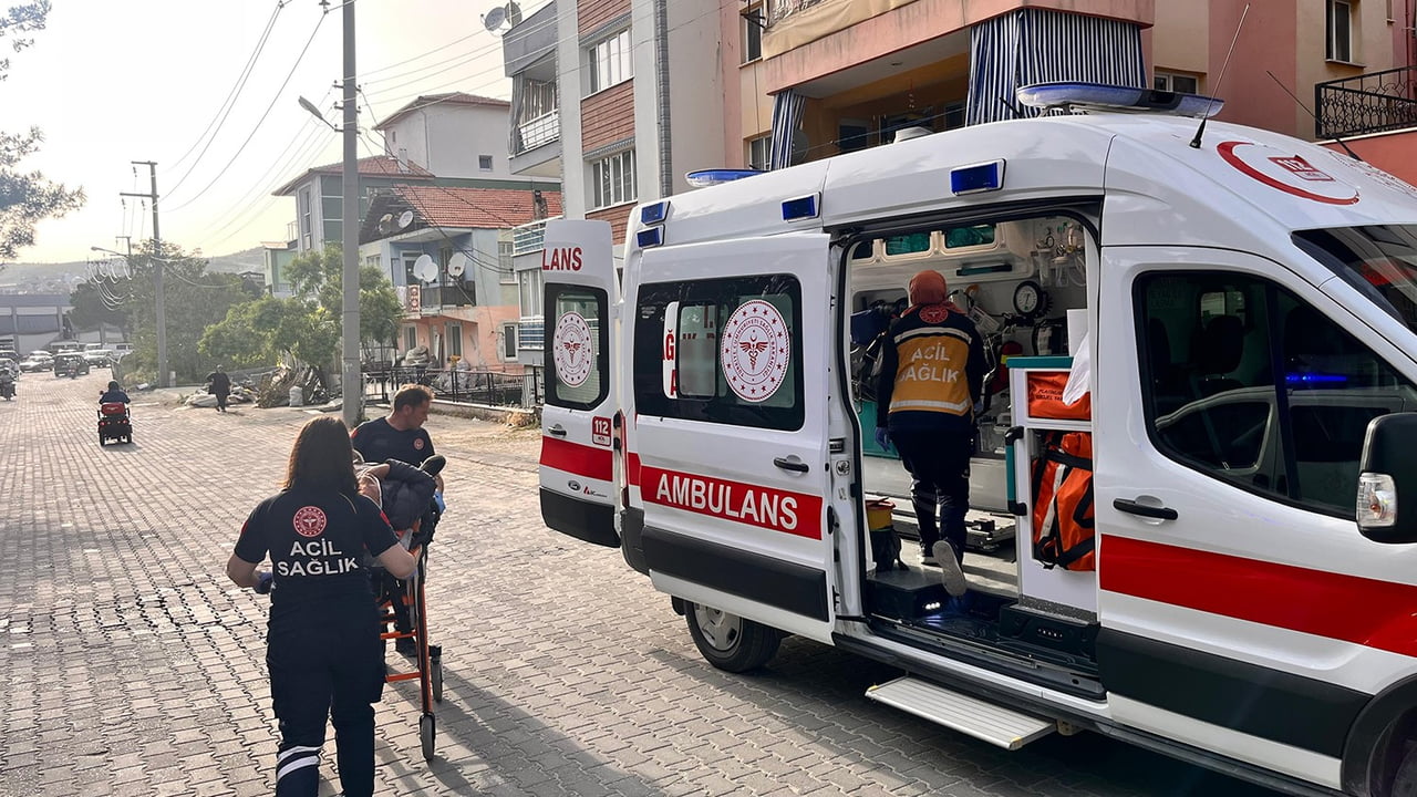 MANİSA’NIN KULA İLÇESİNDE OTOMOBİL İLE MOTOSİKLETİN ÇARPIŞTIĞI TRAFİK KAZASINDA MOTOSİKLET...