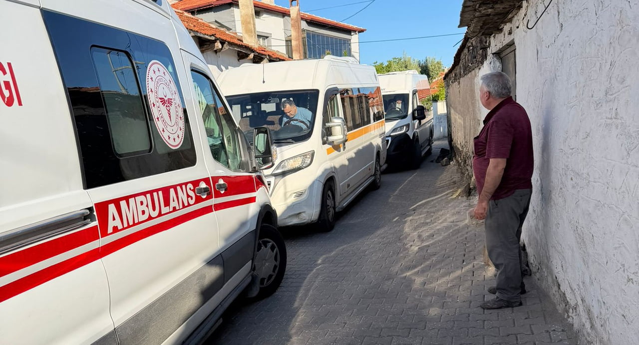 MANİSA’NIN KULA İLÇESİNDE SERVİS ŞOFÖRLÜĞÜ YAPAN 57 YAŞINDAKİ ADAM, İŞÇİ TOPLAMAYA ÇIKMADAN ÖNCE...