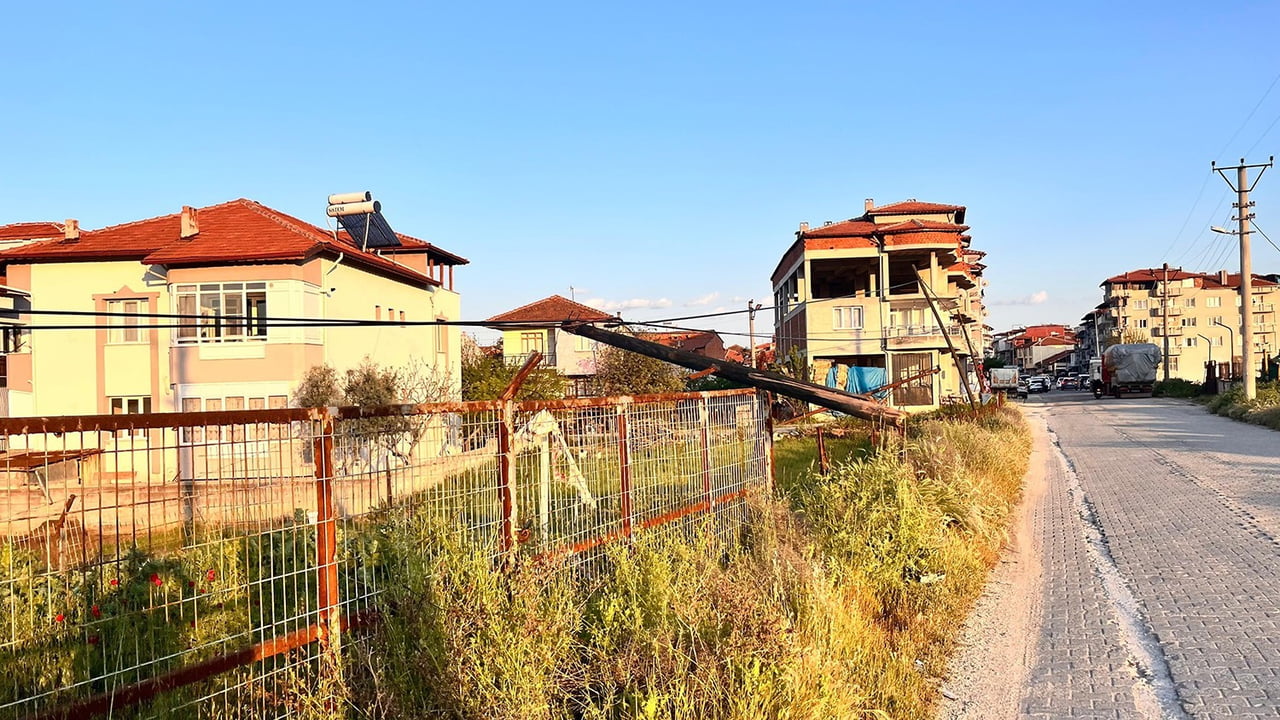 MANİSA’NIN KULA İLÇESİNDE SIRA DIŞI BİR KAZA MEYDANA GELDİ. TIRA TAKILAN KABLOLARIN GERİLMESİYLE...