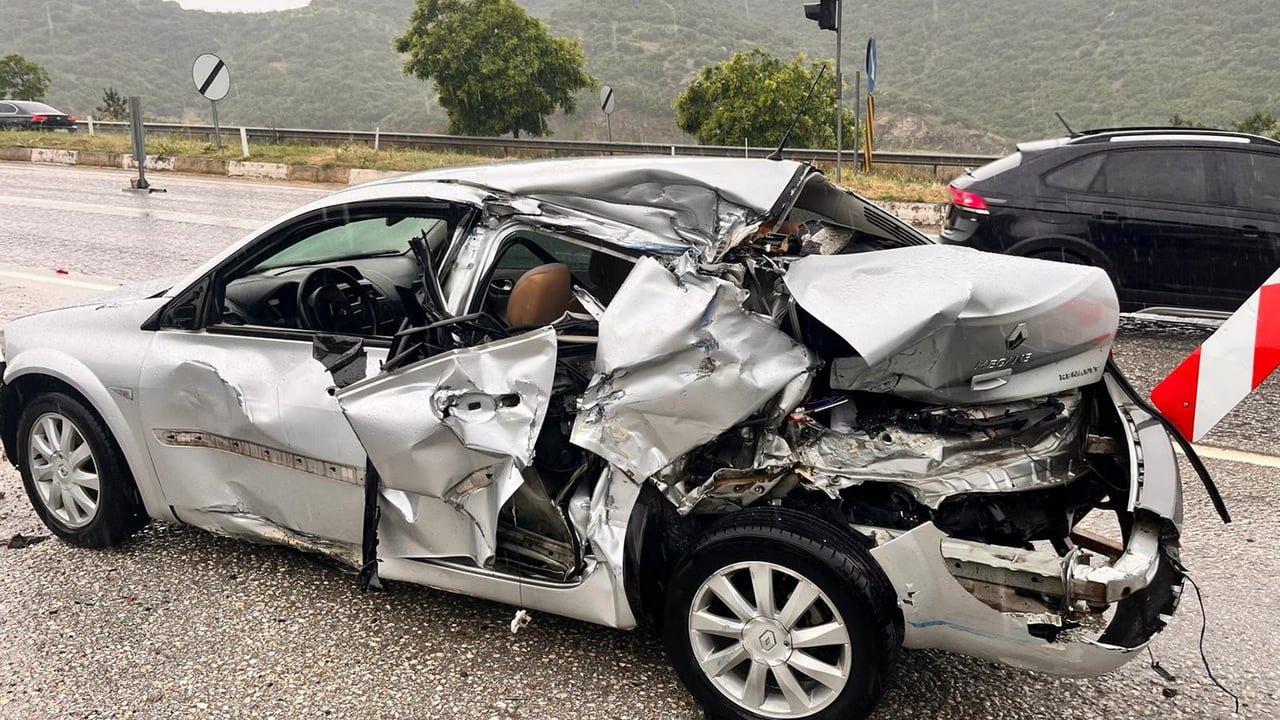 MANİSA’NIN KULA İLÇESİNDE YAĞIŞLI HAVA NEDENİYLE YOL KENARINDA PARK HALİNDE BULUNAN OTOMOBİLE...