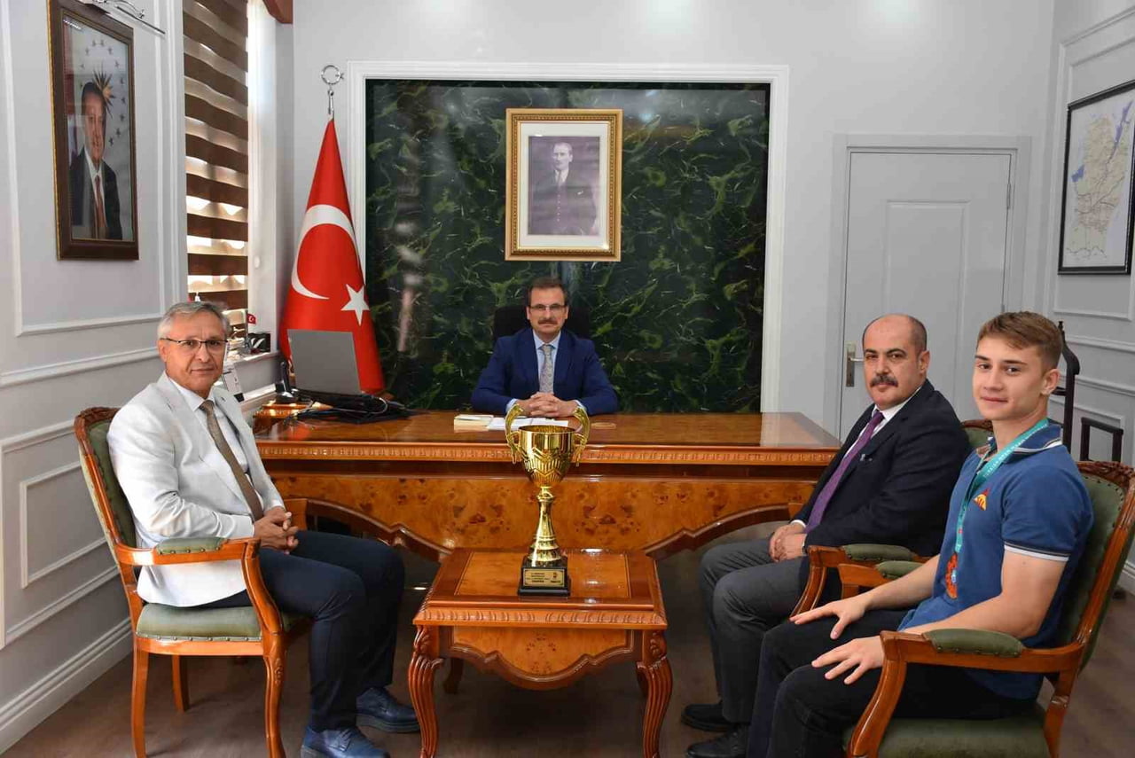 MANİSA’NIN SALİHLİ İLÇE KAYMAKAMI ALİ GÜLDOĞAN, KİCKBOKS DÜNYA ŞAMPİYONU OLAN SPORCUYU MAKAMINDA...