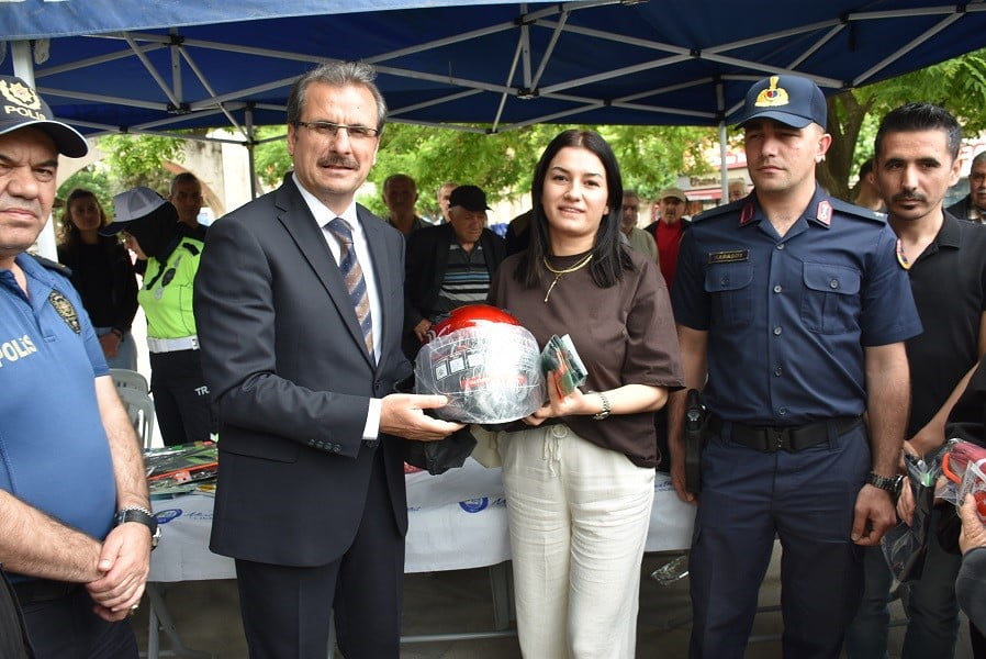 MANİSA’NIN SALİHLİ İLÇESİNDE MOTOSİKLET SÜRÜCÜLERİNİN TRAFİK GÜVENLİĞİNİ ARTIRMAK VE KASK...