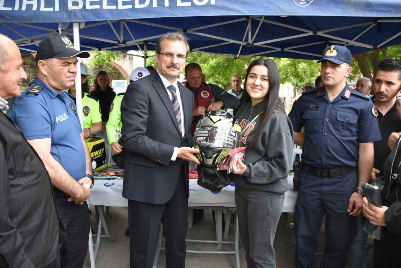MANİSA’NIN SALİHLİ İLÇESİNDE MOTOSİKLET SÜRÜCÜLERİNİN TRAFİK GÜVENLİĞİNİ ARTIRMAK VE KASK...