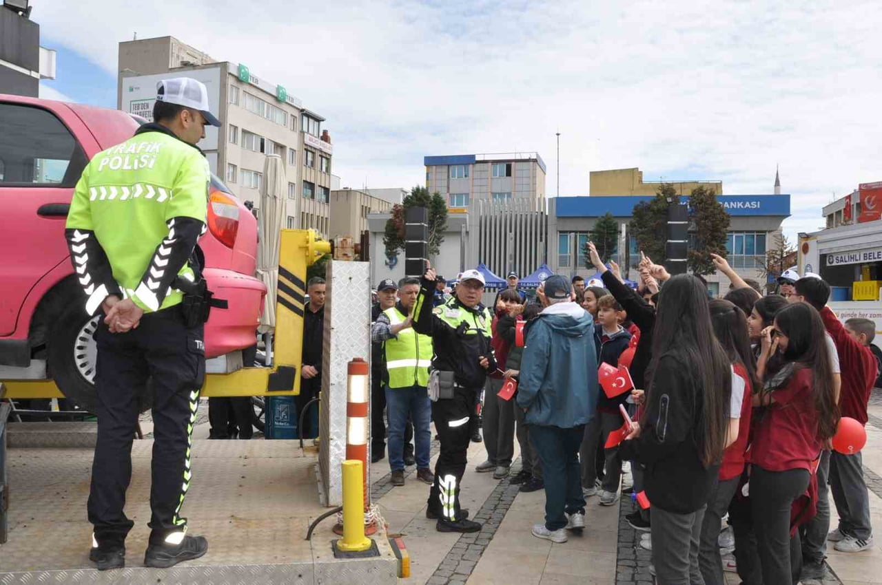 MANİSA’NIN SALİHLİ İLÇESİNDE TRAFİK HAFTASI KAPSAMINDA DÜZENLENEN ETKİNLİKTE, ÖĞRENCİLERE TRAFİK...